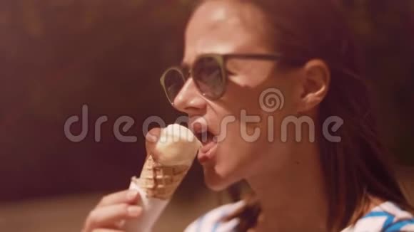 在炎热的夏日采摘冰淇淋视频的预览图