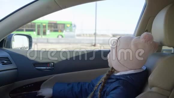 十几岁的女孩正在车里擦窗户环顾街道视频的预览图