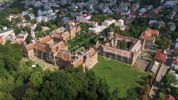 Chernivtsi国立大学鸟瞰图三圣神学院教堂研讨会大楼左起全景视频的预览图