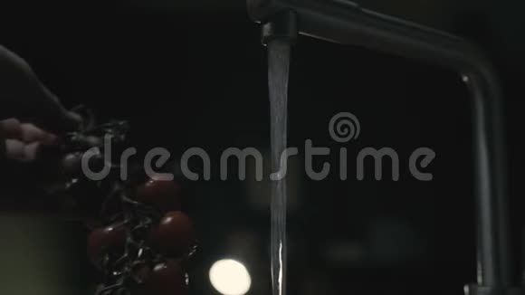 番茄在超慢的运动中落入水中视频的预览图