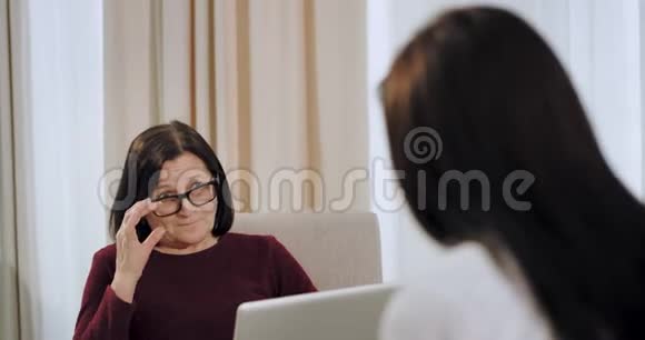 心理学家老妇人和一位女性病人进行了心理治疗女巫患有抑郁症医生听得很视频的预览图