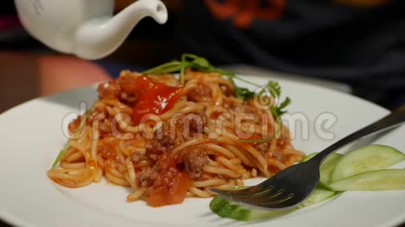 用叉子吃意大利面条用多汁的热意面和意大利菜和腊肠酱叉烧视频的预览图