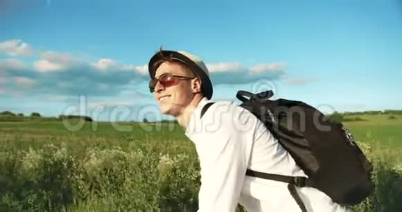 男子骑自行车在乡村特写视频的预览图