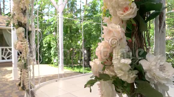 有花的婚礼拱门视频的预览图
