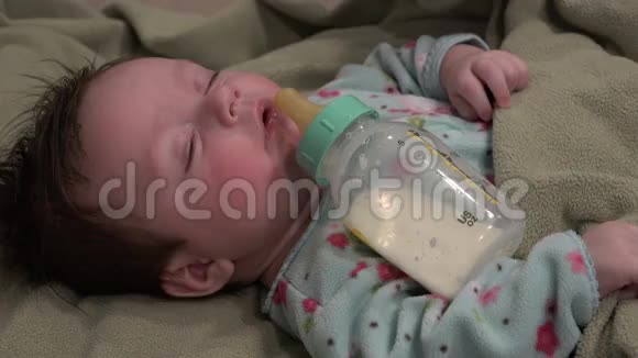 婴儿幻影在睡眠中进食视频的预览图