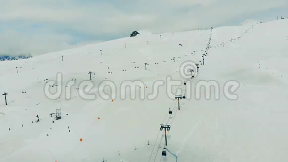 滑雪道位于雪山山坡上视频的预览图