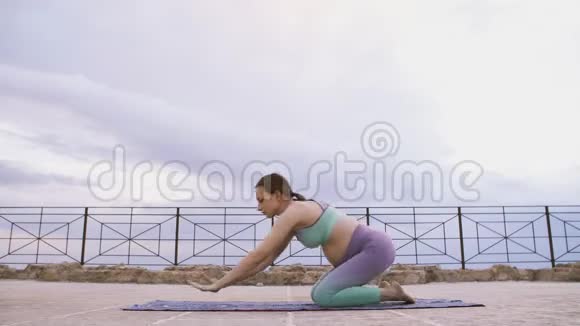 孕妇做所有四种姿势的瑜伽未来的妈妈练习伸展运动视频的预览图