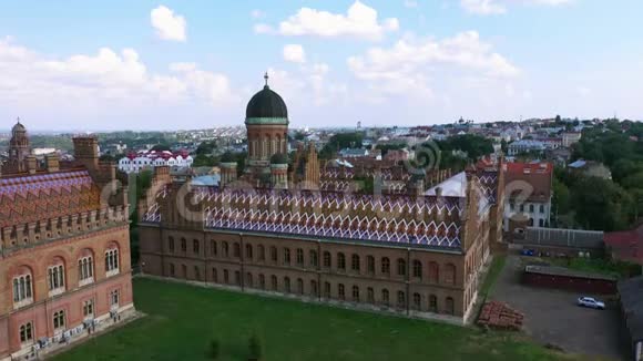 Chernivtsi国立大学鸟瞰图三圣神学院教堂研讨会大楼倾斜起来视频的预览图