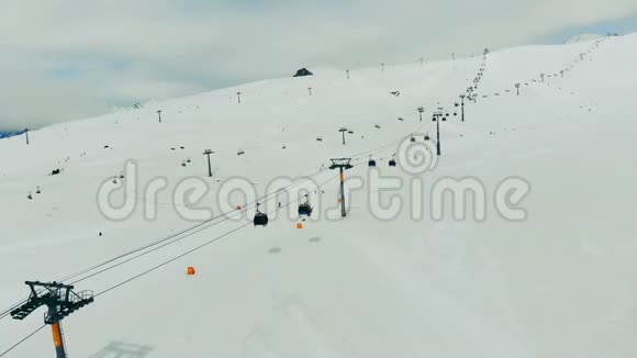 山地滑雪跑道配备索道在山上滑雪视频的预览图