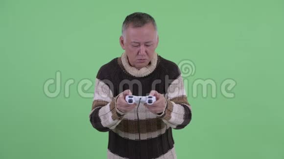 疲惫成熟的日本男人在玩游戏和睡觉视频的预览图
