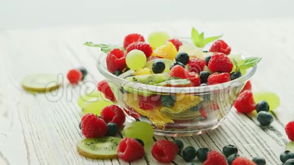 水果和浆果的碗视频的预览图