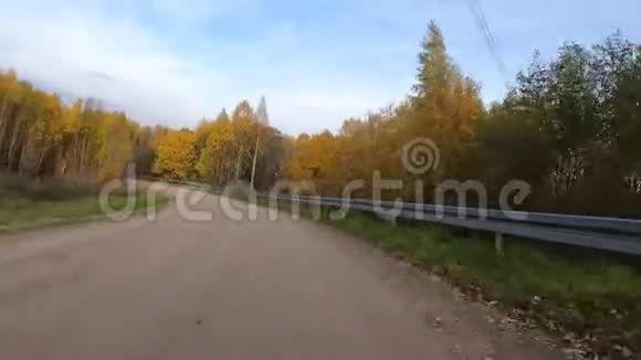 骑自行车的人骑在乡间土路上骑在第一个人身上稳定的录像视频的预览图