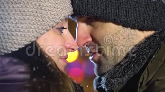 一对情侣在自拍摄像机前接吻视频的预览图