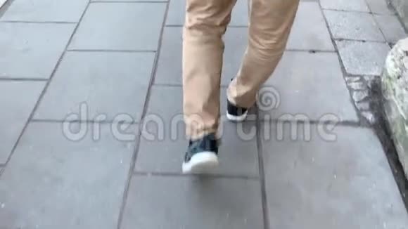 双脚走在街上视频的预览图
