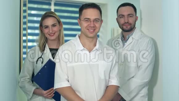 微笑着年轻的医务工作者为摄像机摆姿势视频的预览图