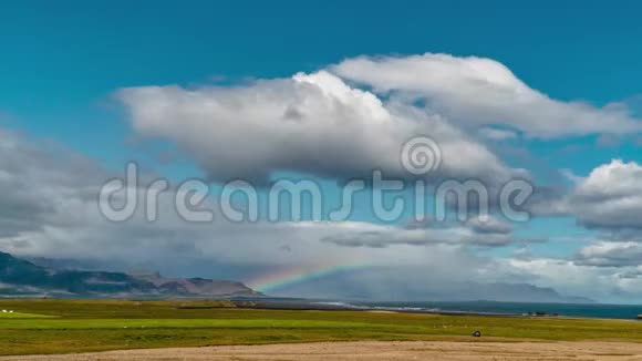 冰岛海岸的云和彩虹视频的预览图