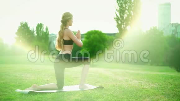 做瑜伽雾公园的女孩晨跪敬礼太阳式视频的预览图