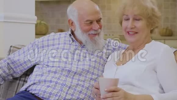 白发苍苍的老人送给妻子圣诞礼物视频的预览图
