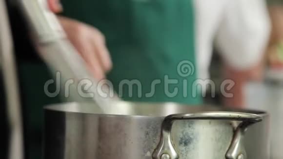 在锅上吹奶油视频的预览图