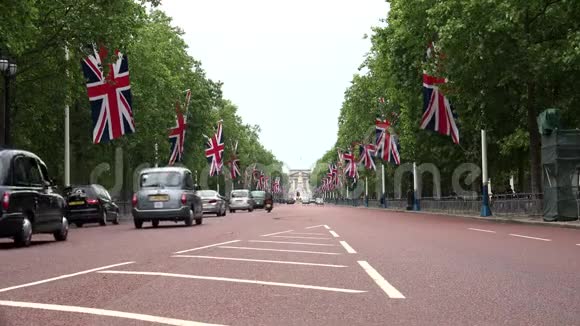 伦敦市中心购物中心街上的交通白金汉宫城市景观视频的预览图