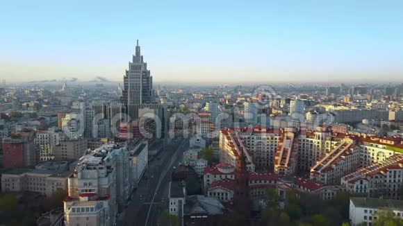 阳光明媚的一天从空中俯瞰莫斯科市中心视频的预览图