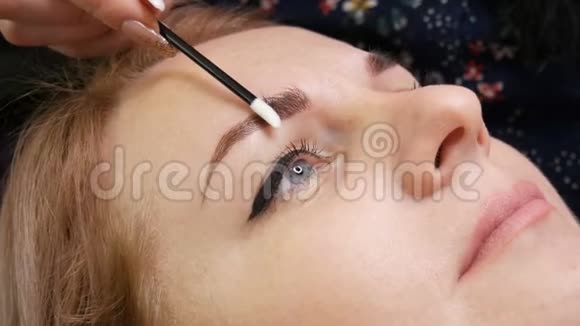 一个漂亮年轻女人的特写脸眉毛后眉形矫正程序微出血永久性视频的预览图