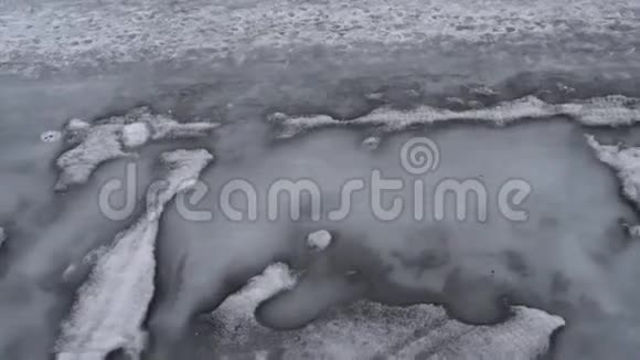 冰融化在河的顶部视频的预览图