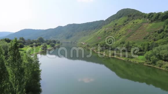莫赛尔河景观村庄周围有山丘和葡萄园视频的预览图