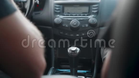 两名男子之间的汽车自动变速箱视频的预览图