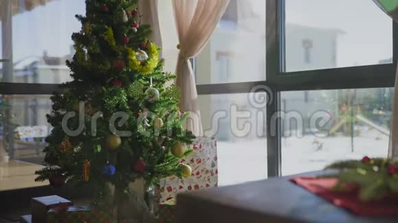 有蜡烛和圣诞树的圣诞家庭装饰品视频的预览图