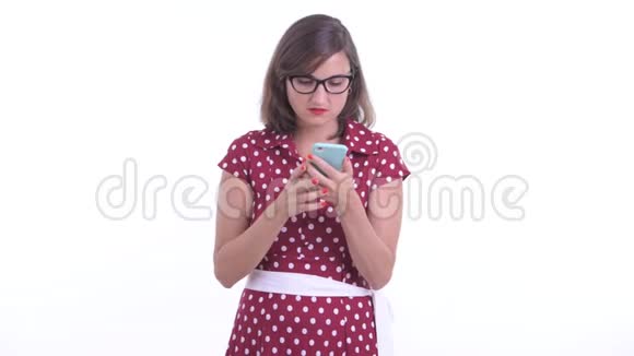 戴着眼镜的女人用电话接坏消息视频的预览图