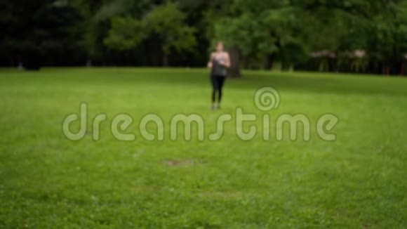 女孩天生跑步对体重不满视频的预览图