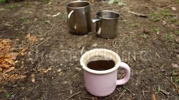 在露营地喝热饮料的杯子积极的生活方式视频的预览图