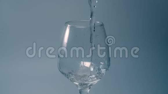 将冷水缓慢倒入玻璃中液体在240fps中落水全高清240pProres422HQ10位视频的预览图
