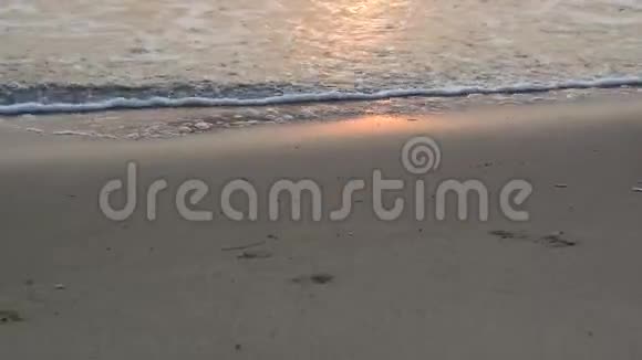 在海滨海水和强风浪在美丽的海岸上吹来视频的预览图