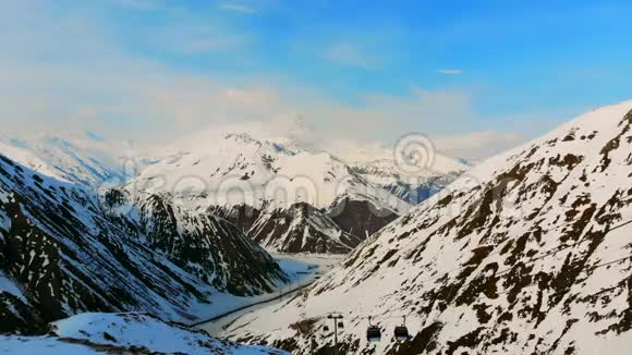阳光明媚的山地景观有圆形和雪视频的预览图