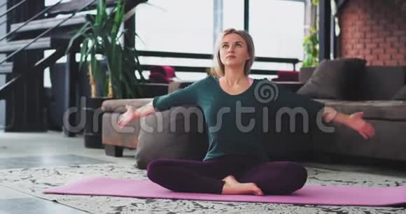 早上的瑜伽冥想金发女人有一个健康的生活方式她伸展身体准备开始一个健康的生活方式视频的预览图