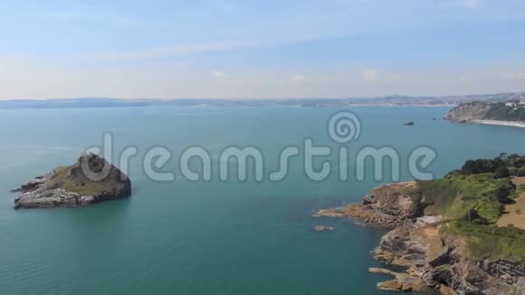 一个带有渔船的岩石悬崖和绿松石水下岩石撒切尔点的空中后景镜头视频的预览图
