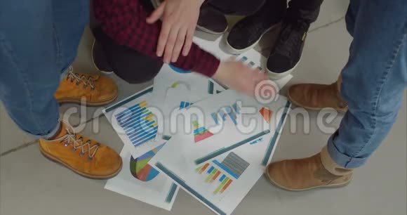 创意创业团队分析财务文件视频的预览图