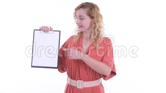 快乐美丽的金发女商人展示剪贴板竖起大拇指视频的预览图
