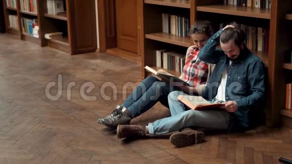 年轻人在地板上看书视频的预览图