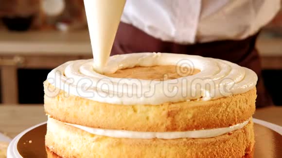蛋糕食谱糕点厨师管道填充海绵蛋糕视频的预览图
