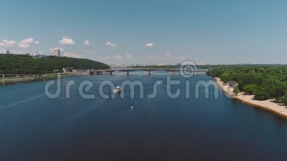 白游船在美丽的现代桥附近沿河漂浮视频的预览图