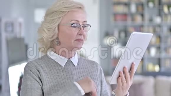 在平板电脑上进行视频聊天的老妇人画像视频的预览图