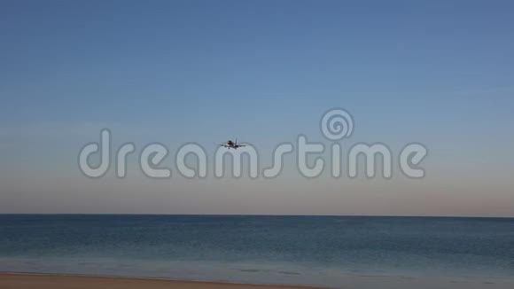飞机降落在沙滩上视频的预览图