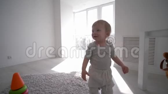 甜美的微笑幼儿男孩在游戏室玩玩具在家里自然光视频的预览图