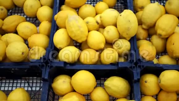 商店柜台上买新鲜水果的柠檬视频的预览图