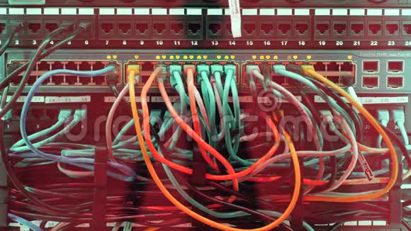 数据中心网络服务器上的电缆电线灯和连接视频的预览图