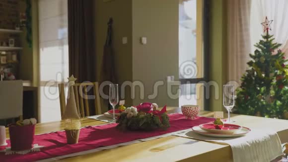 漂亮的圣诞餐桌上的多莉动作圣诞树放在操场上视频的预览图