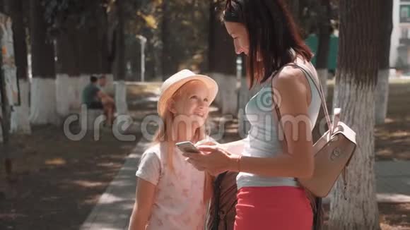 快乐的母亲和女儿一起在公园户外母亲节友好家庭观念视频的预览图